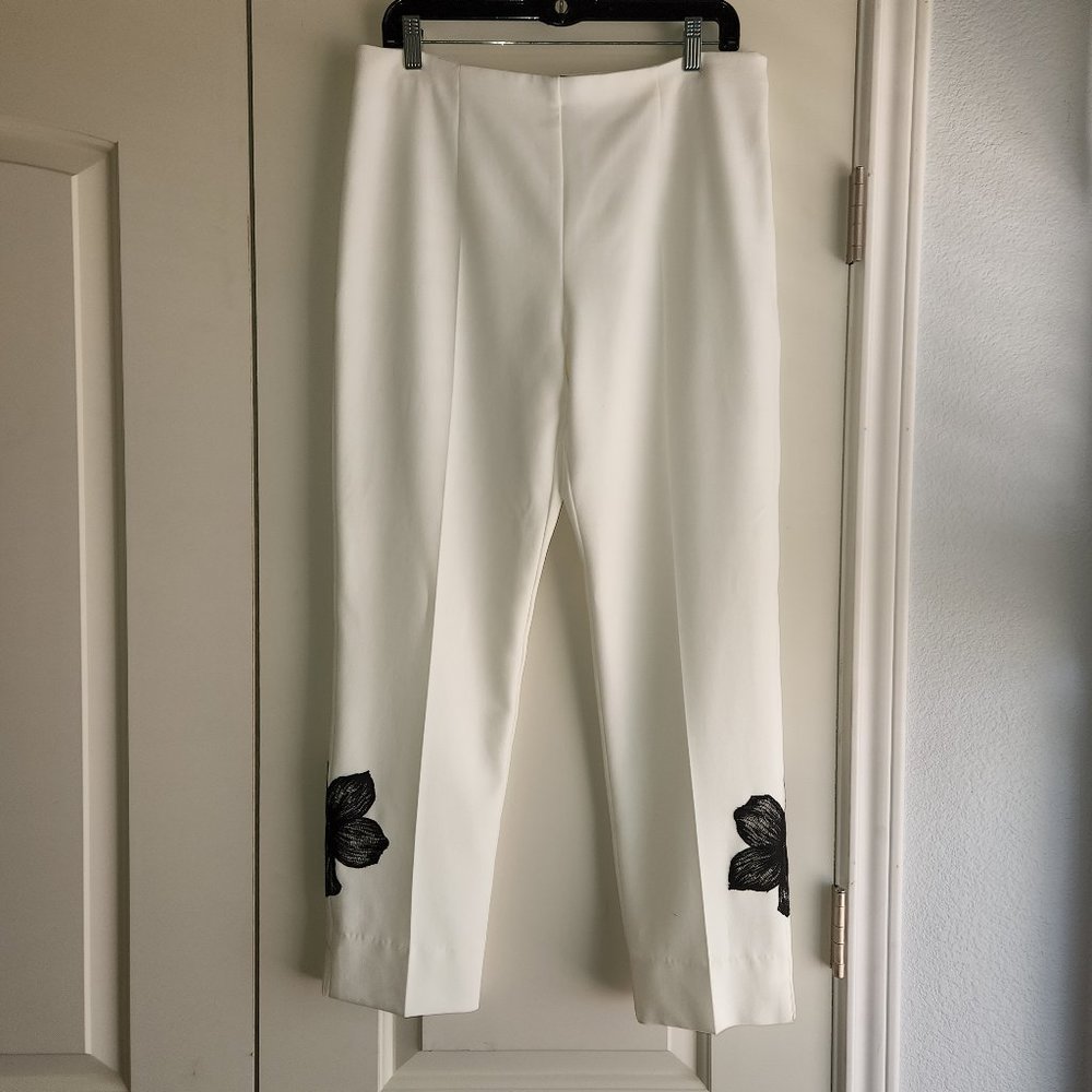 NWT Joeffer Caoc Cropped White Pants with Black Lacy Flower Detail - Sz 10